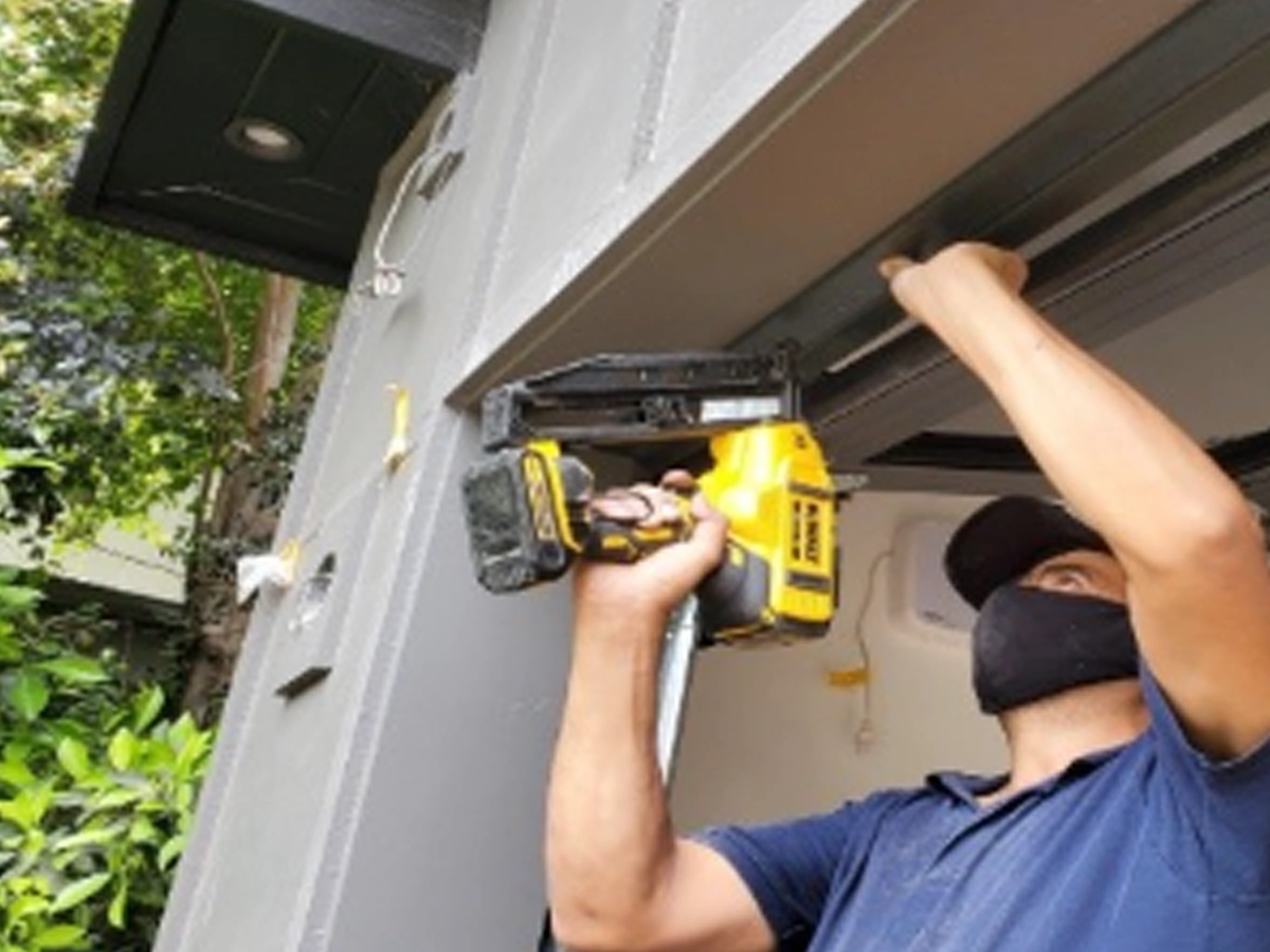 Emergency garage door repair, quick 24/7 solutions for residential homes