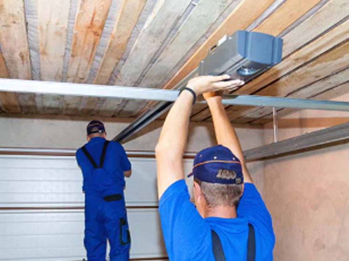 Fast, reliable residential garage door repair by Everlast Garage Doors technician in Franklin