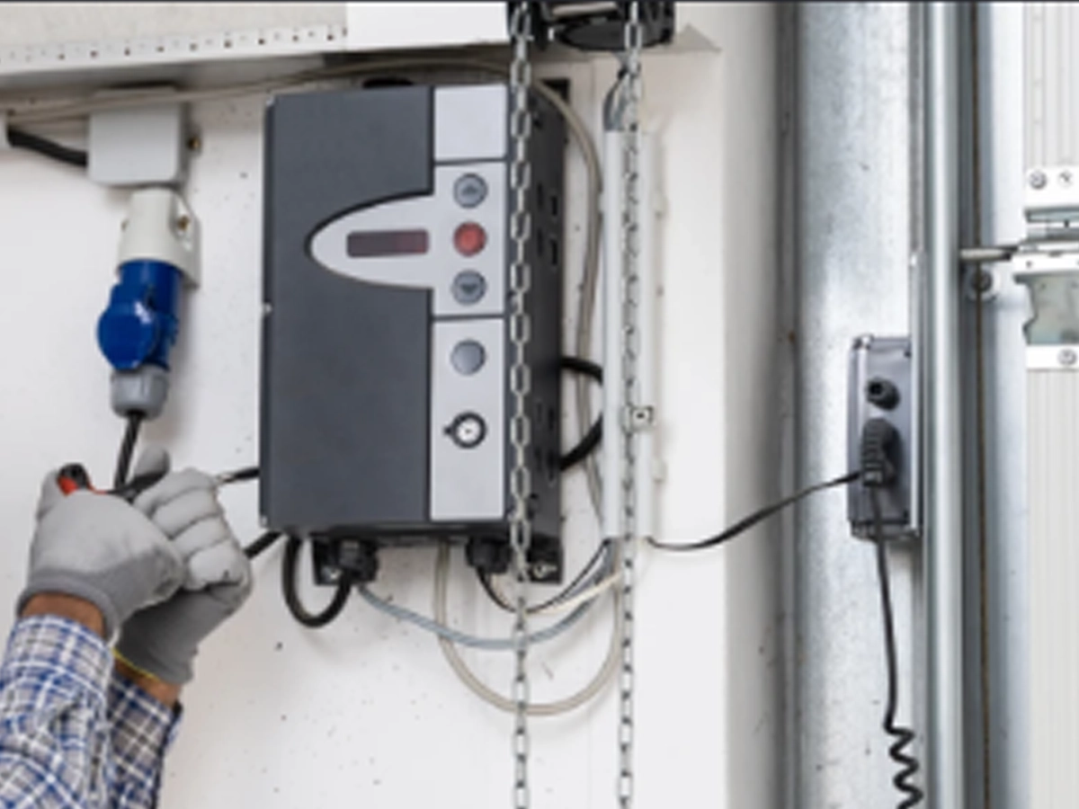 Smart garage door diagnostic and repair system inspection in Franklin Tennessee
